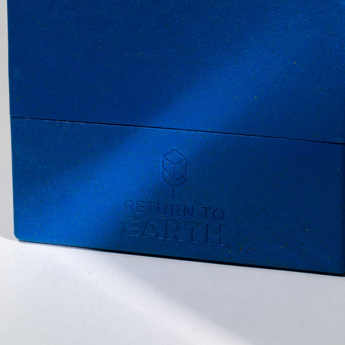 Ultimate Guard Boulder 100+ Return to Earth Deck Box - Blue